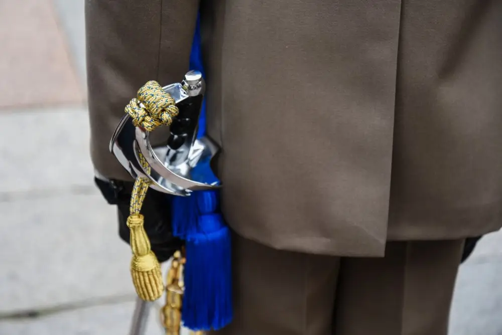 Detalle del sable y uniforme de gala de un oficial durante una ceremonia de ascenso a teniente en el Ejército.