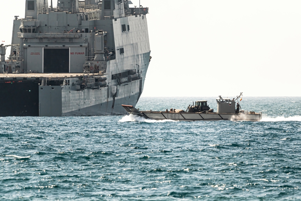 Lancha de desembarco L608 en una operación anfibia durante un ejercicio militar y entrenamiento naval de la Armada.