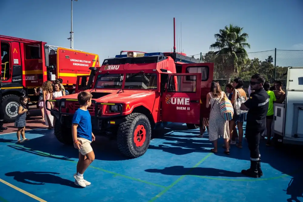 Vehículos de la UME en instalaciones de una base militar durante una exhibición de equipos para emergencias.