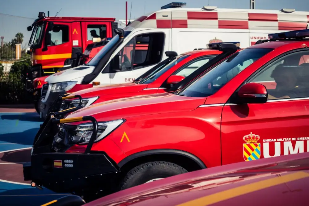 Vehículos militares de rescate y emergencia de la UME estacionados, preparados para actuar ante catástrofes.