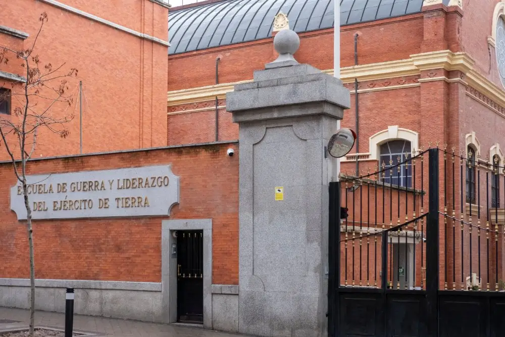 Entrada de la Escuela de Guerra y Liderazgo en el edificio de defensa del campus militar de Carabanchel, Madrid.