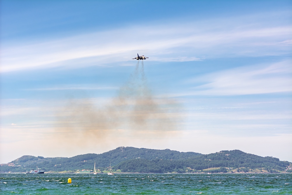 Avión de combate sobrevolando el mar y la costa, representativo de la jerarquía militar y los rangos de la Armada.