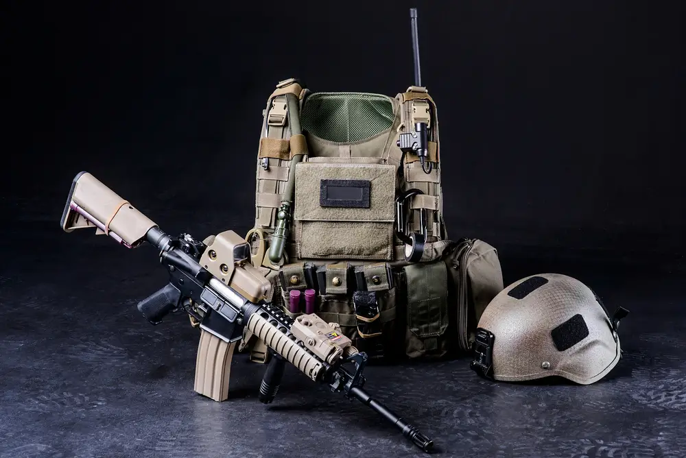 Fusil de asalto, chaleco antibalas y casco balístico dispuestos como equipamiento militar para la Fuerza 35.