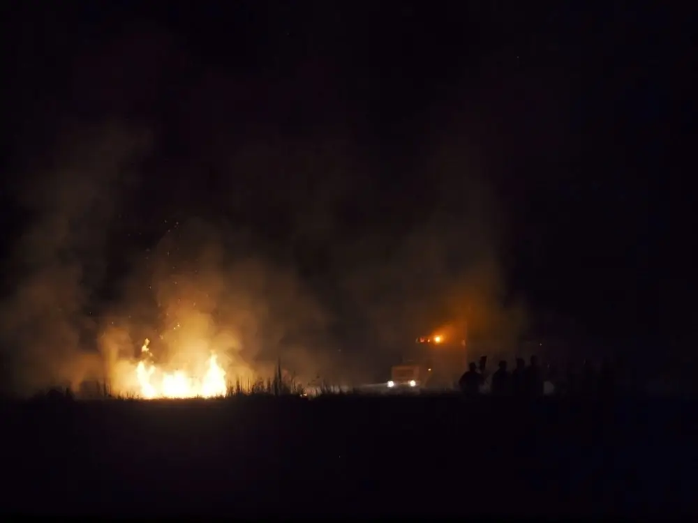 Soldados de la UME trabajando en la extinción de un incendio forestal nocturno junto a un camión de intervención.