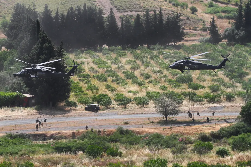 Operadores de operaciones especiales realizando rápel desde helicópteros en un ejercicio de infiltración del MOE.
