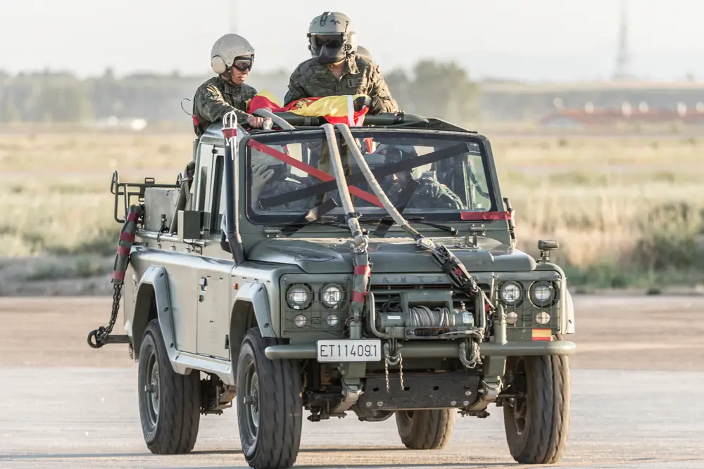 Vehículo táctico militar todoterreno del MOE con soldados equipados en un ejercicio de reconocimiento en campo abierto.