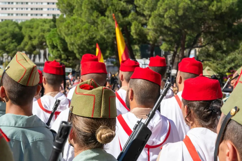 Soldados españoles con uniforme militar en formación, reflejando la disciplina y los valores del ejército de España.